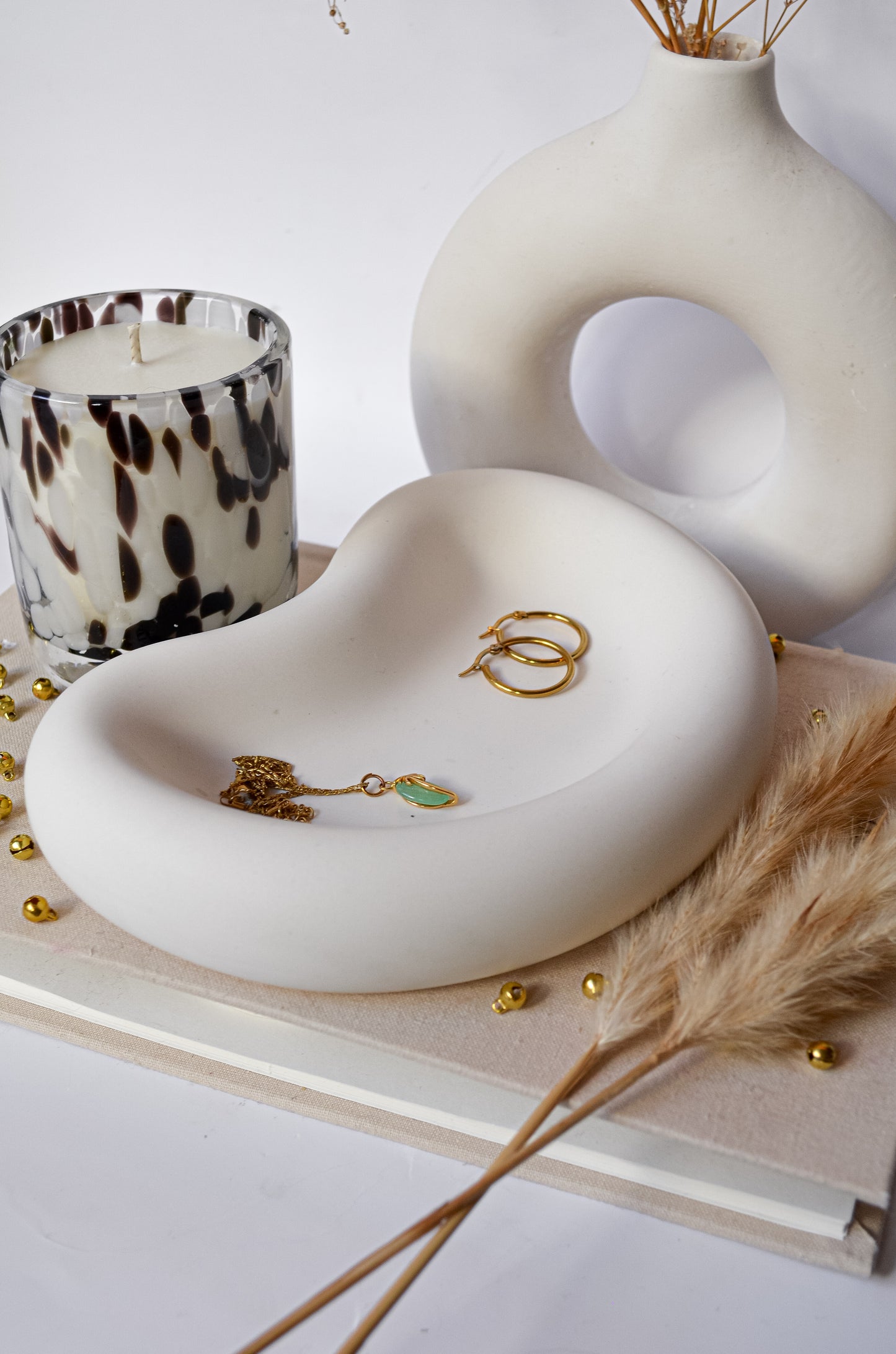 Mediterranean white stone tray