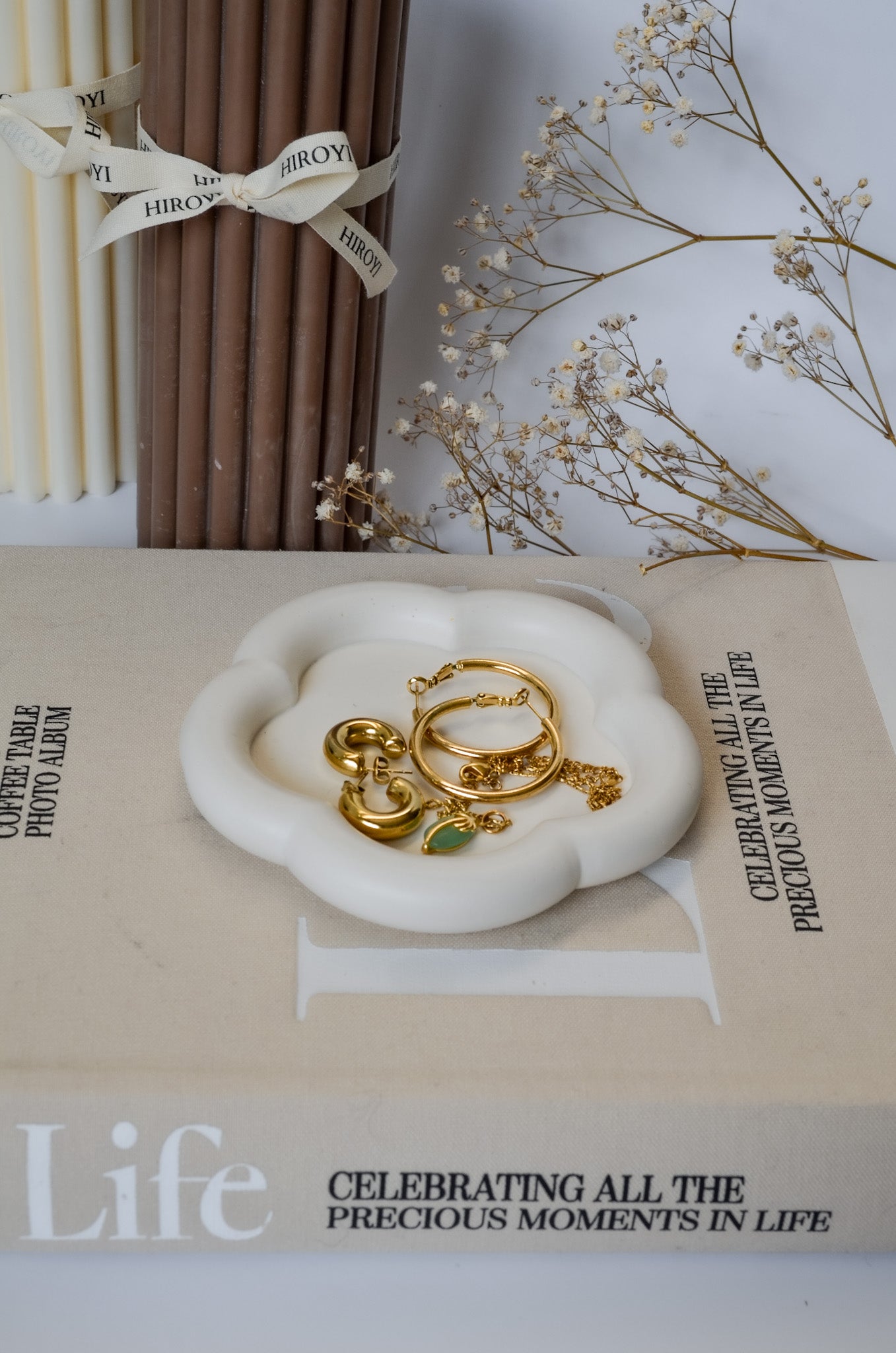 Flower shaped cute off-white jewellery stone trays